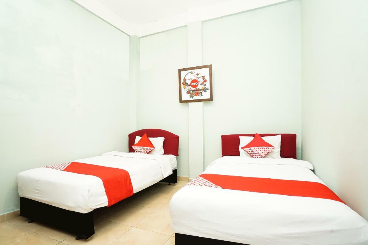 Kartika Syariah Homestay By Stayku Surabaya Buitenkant foto